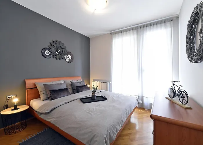 Old Clock Apartment