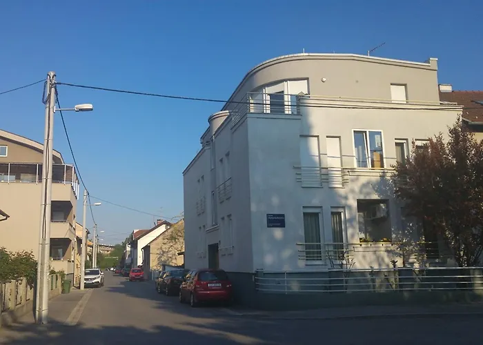 Old Clock Apartment