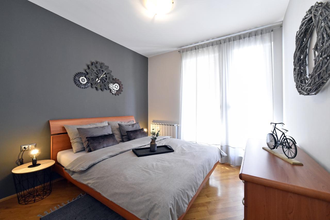 Old Clock Apartment *